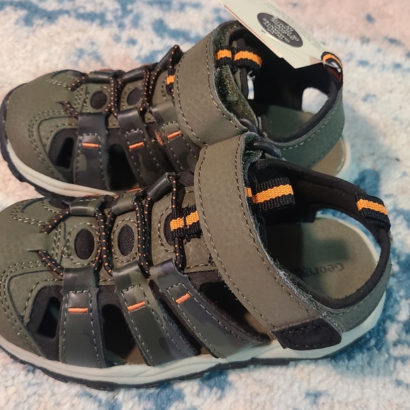 New, closed toe sandals size 8 - Picture 2 of 3